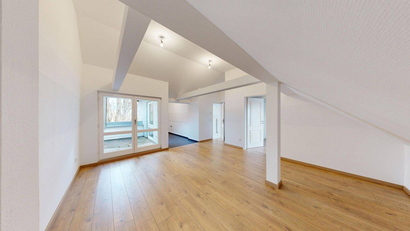 Lichtdurchflutetes 2-Zimmer DG-Schmuckstück mit Ost-Balkon und neuer Einbauküche, 90431 Nürnberg