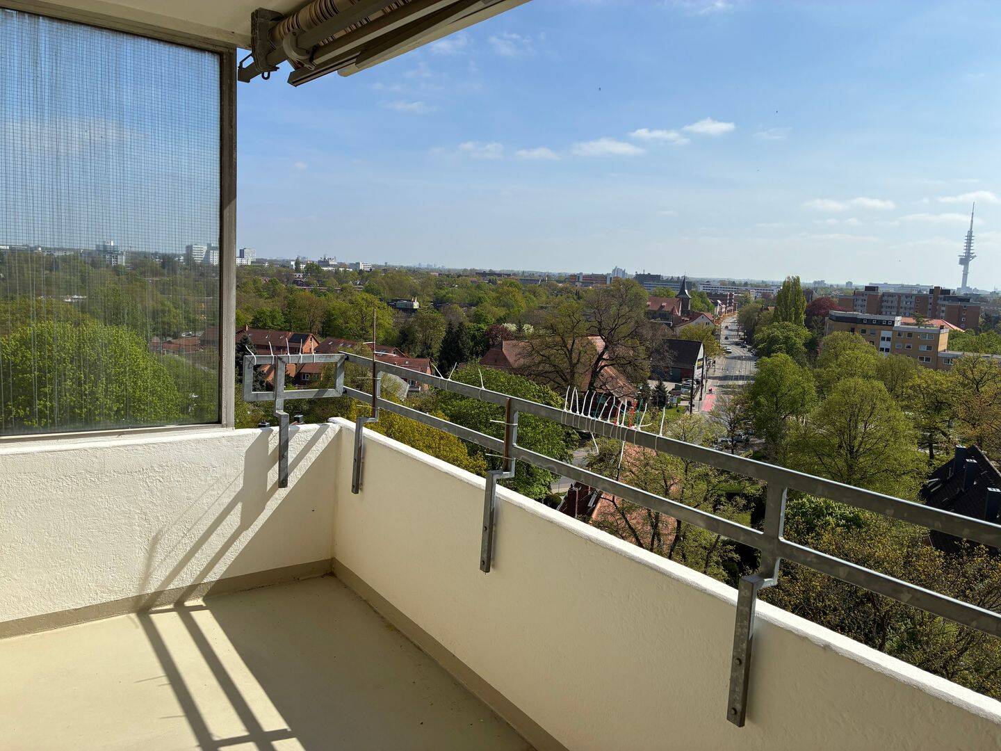 Fernblick über Hannover – gepflegte 3-Zimmer-Wohnung mit großem Balkon und 2 Bädern, 30659 Hannover