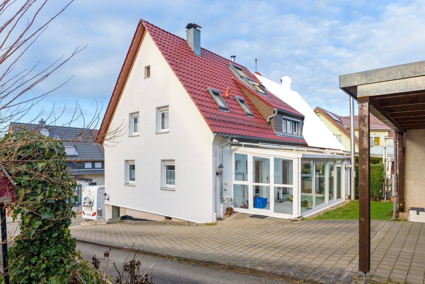 Doppelhaushälfte in ruhiger Lage mit Wintergarten und Carport, 75181 Pforzheim