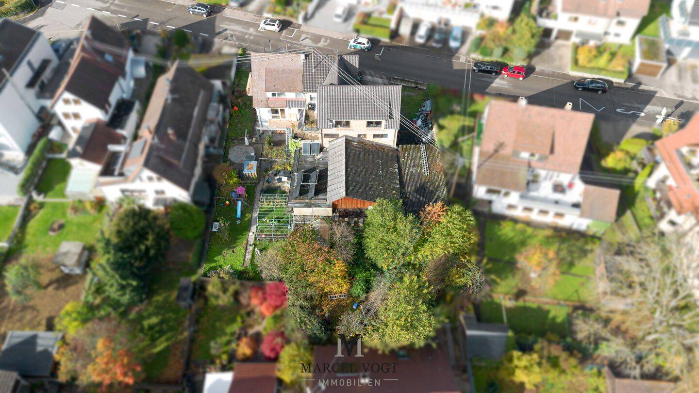 Zweifamilienhaus mit großem Grundstück und vielseitigem Potenzial in Filderstadt-Plattenhardt, 70794 Filderstadt