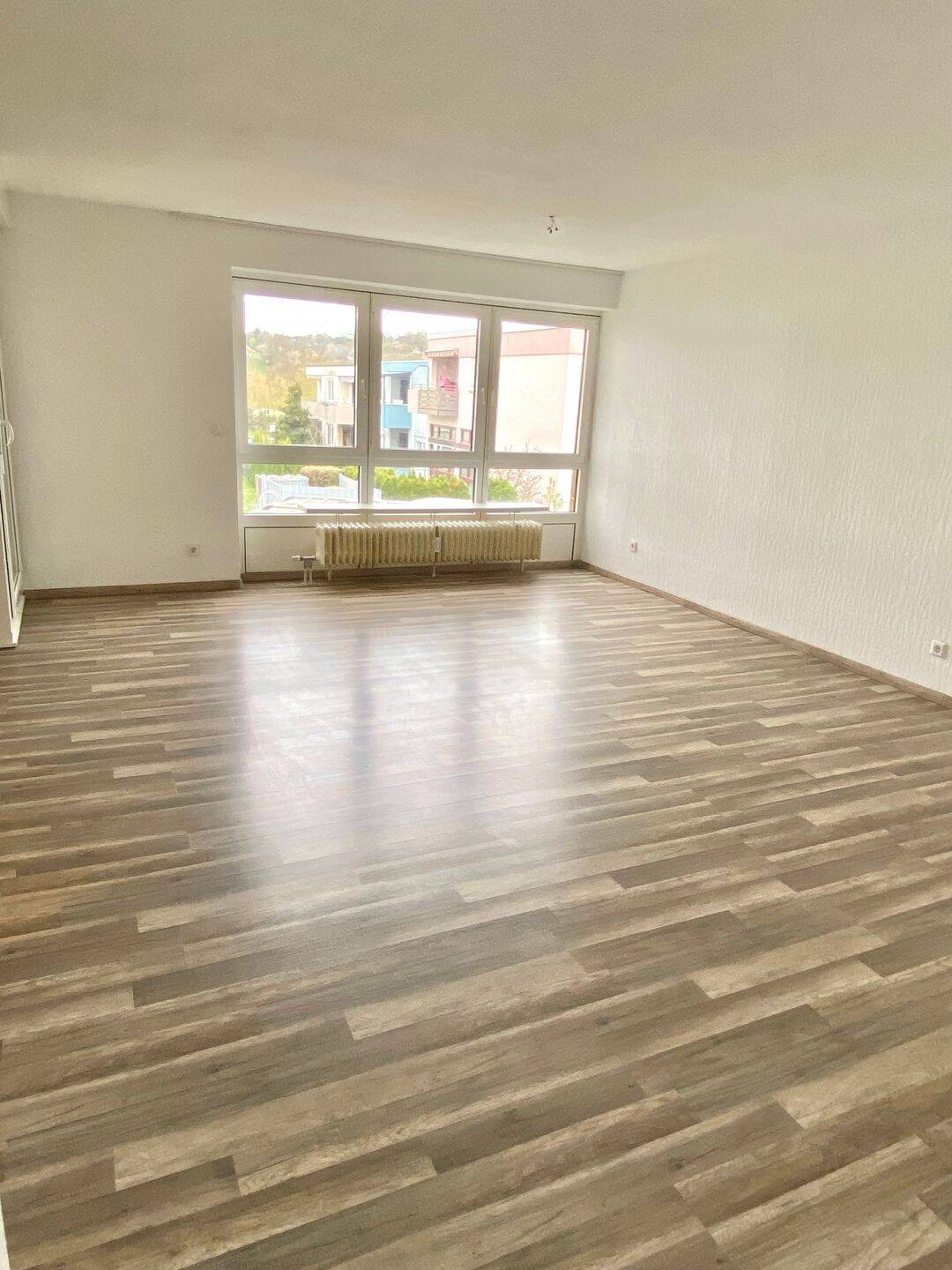 2,5-Zi.-Wohnung mit Balkon, EBK & TG-Stellplatz in Neckarweihingen, 71642 Ludwigsburg
