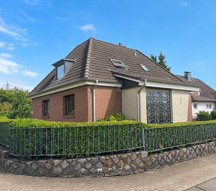 Solides Einfamilienhaus mit Keller und Garage in zentraler Lage, 24790 Haßmoor