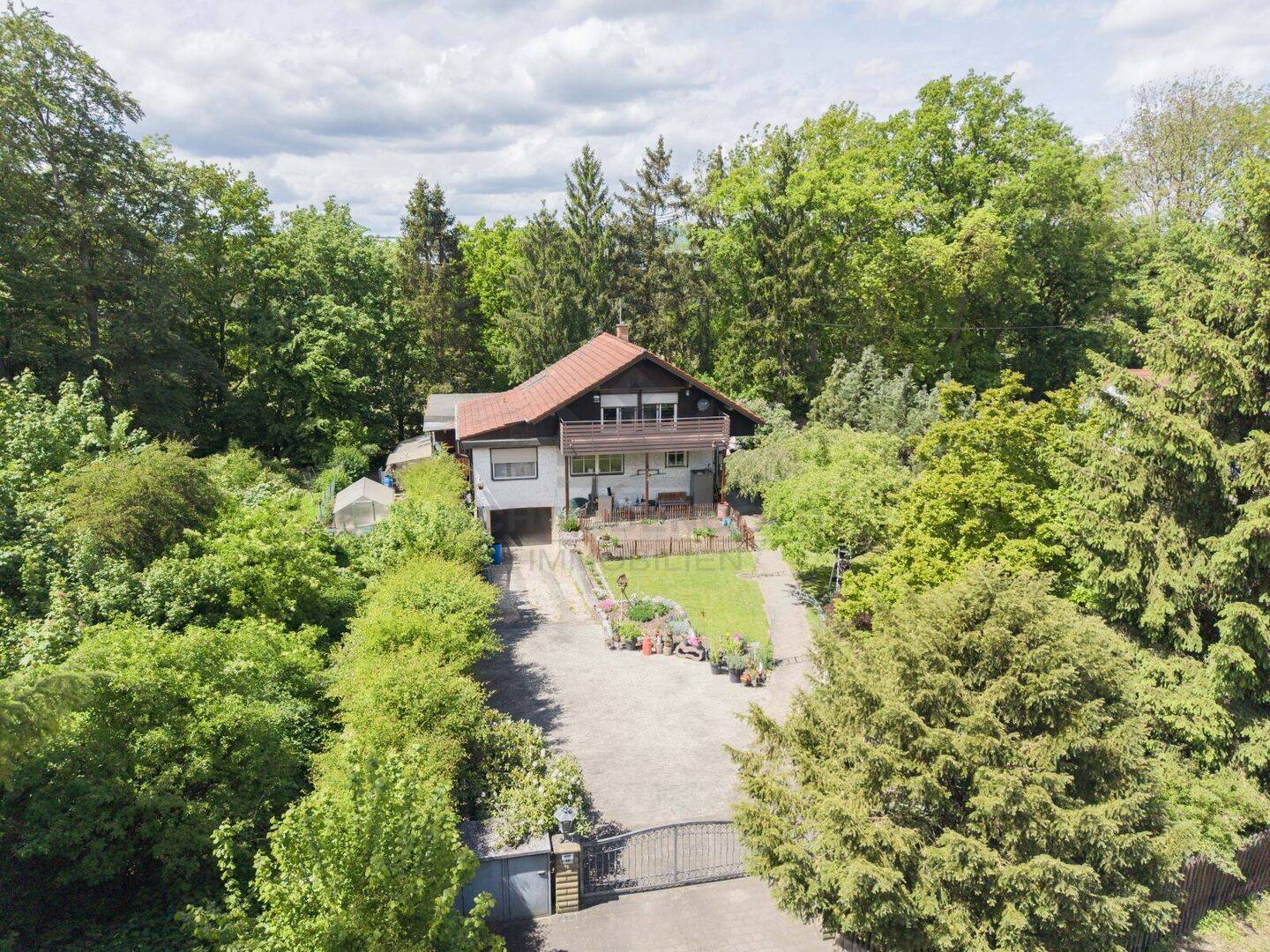 ** Rohdiamant in einzigartiger Naturlage – Zweifamilienhaus mit Einliegerwohnung auf ca. 1.191 m² Grundstück im Außenbereich von Ulm-Wiblingen **, 89073 Ulm (Mitte Oststadt)