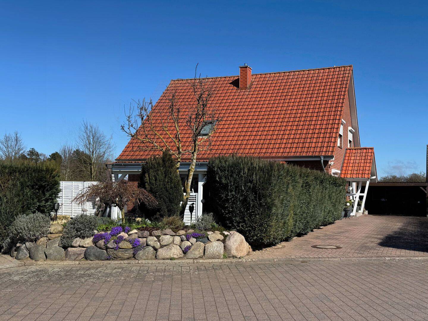 Zeitgemäßes Einfamilienhaus mit Kamin, Süd-West-Terrasse und großem, gepflegtem Garten, 23758 Oldenburg in Holstein