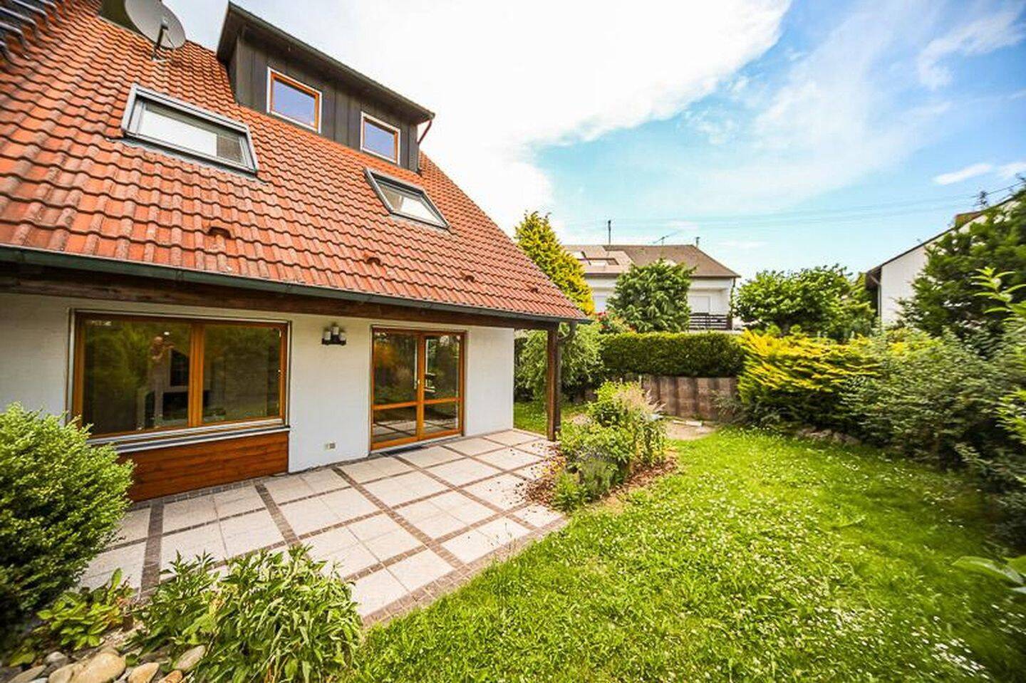 Modernisierte DHH mit Wärmepumpe, Büro & sonnigem Garten, 89250 Senden