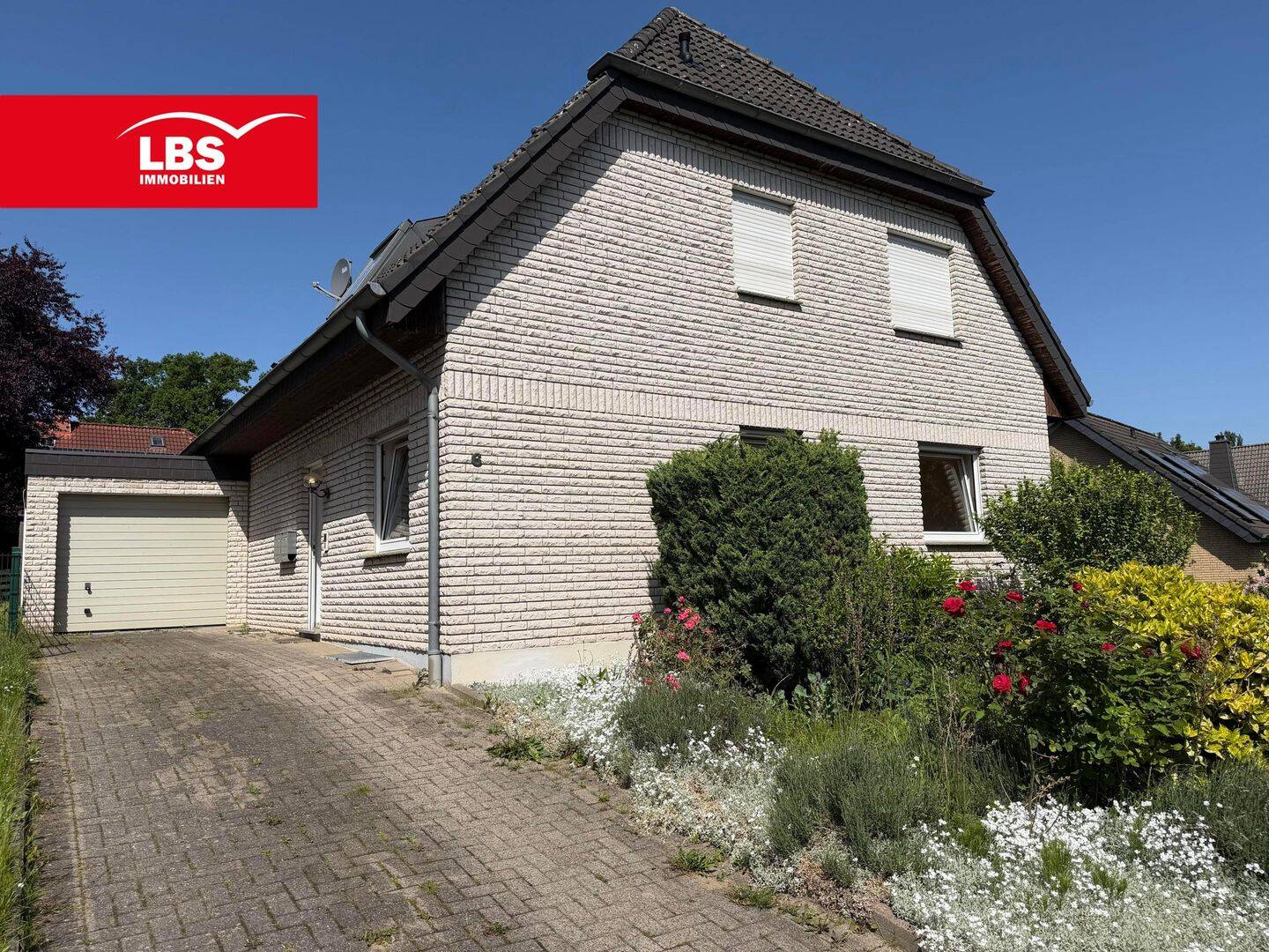 Großzügige Erdgeschosswohnung mit Terrasse und Garten, 32120 Hiddenhausen