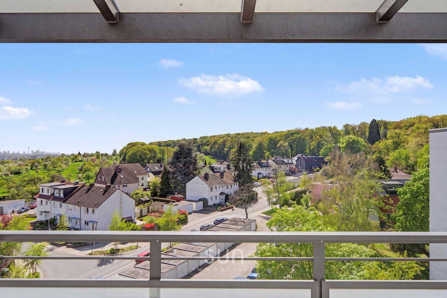 PENTHOUSE-FEELING, SKYLINEBLICK & GRÜNEM UMFELD – Gepflegte 3-Zi-Wohnung in SEULBERG Friedrichsdorf, 61381 Friedrichsdorf