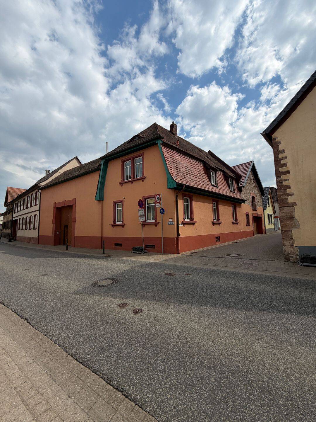 Saniertes Bauernhaus mit Geschichte: Charmanter Vierseithof mit Einliegerwohnung & Ausbaupotenzial in Obersülzen, 67271 Battenberg (Pfalz)