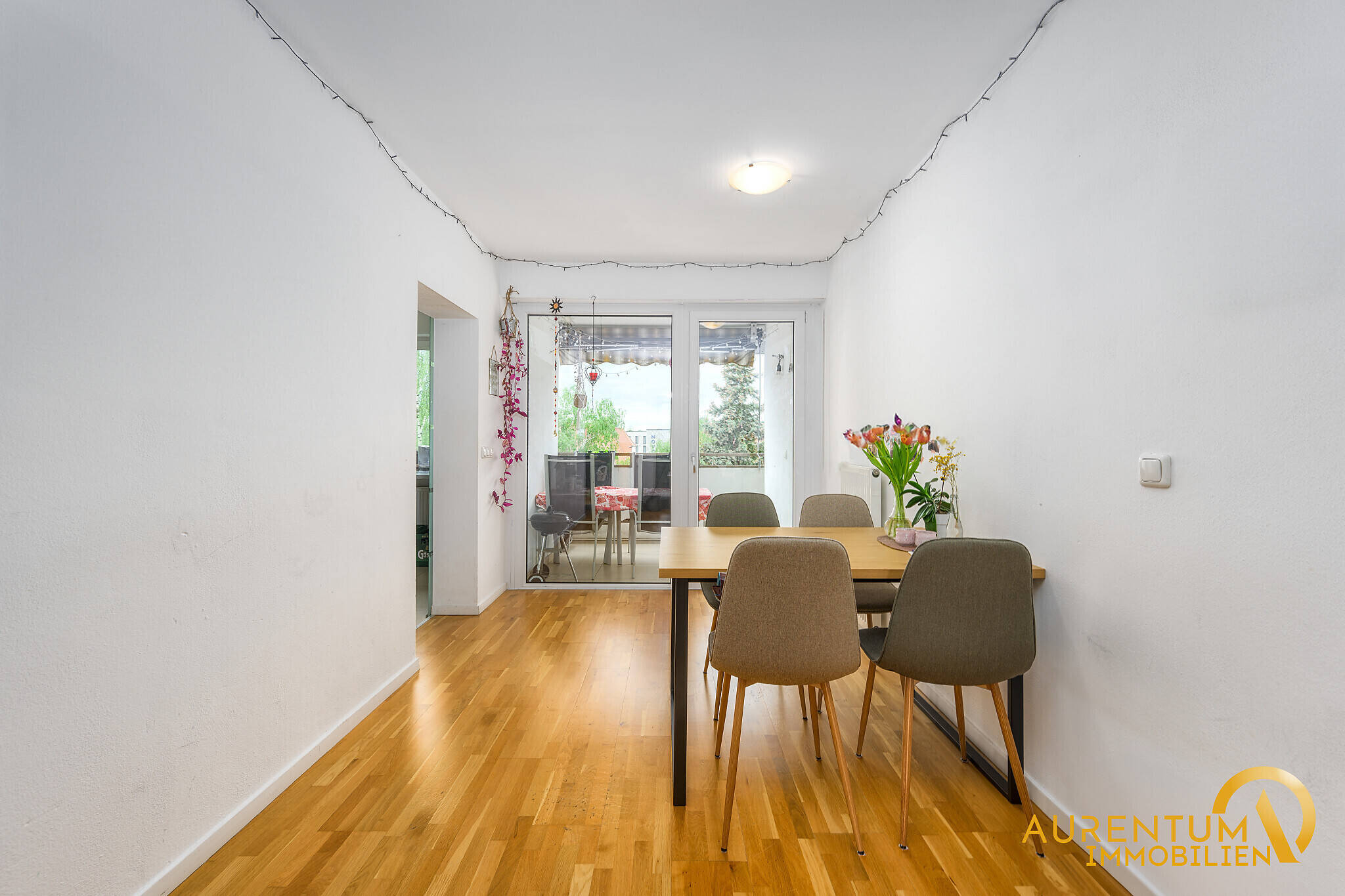 Großzügige Wohnung mit Aufzug, Balkon und drei Schlafzimmern in zentraler Lage von Regensburg, 93055 Regensburg (Brandlberg-Keilberg Burgweinting-Harting Innenstadt Ostenviertel Schwabelweis)