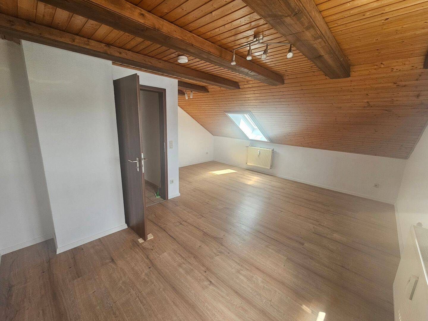 Renovierte lichtdurchflutete 2 Zimmer Dachgeschosswohnung, 90596 Schwanstetten
