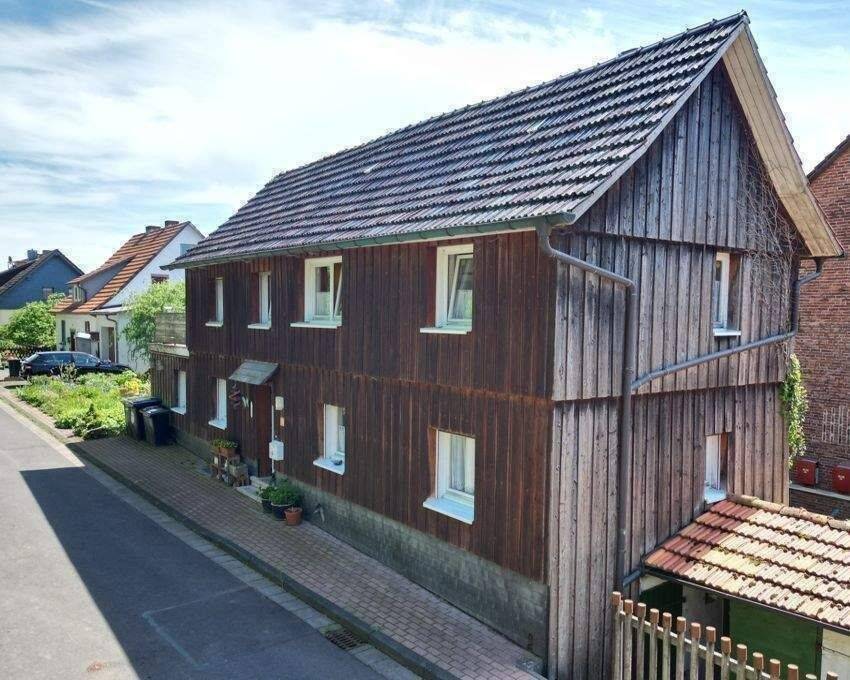 kleines Fachwerkhaus mit massivem Anbau, kleinem, gemütlichen Garten und PKW-Stellplatz in ruhiger Ortsrandlage, 37284 Waldkappel
