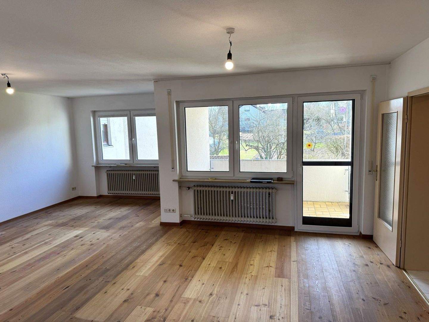 Großzügige und helle 3,5-Zimmer-Wohnung mit Südbalkon und PKW-Garage in ruhiger und beliebter Lage von Hemhofen, 91334 Hemhofen