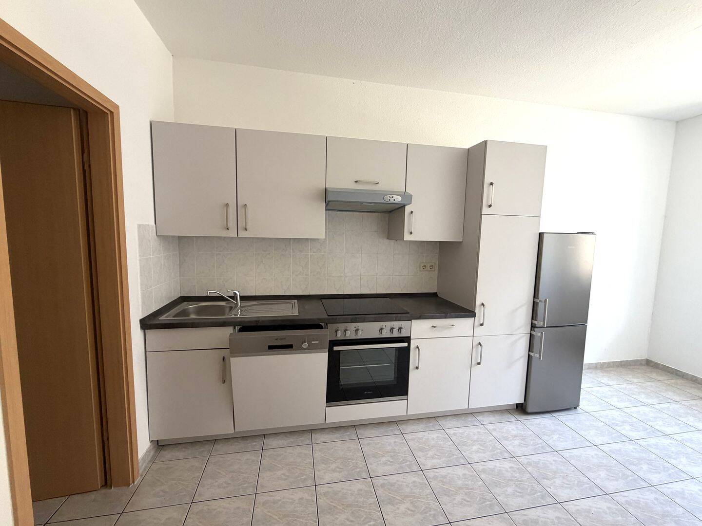 WG-geeignet mit Einbauküche und Balkon, 39106 Magdeburg (Alte Neustadt)