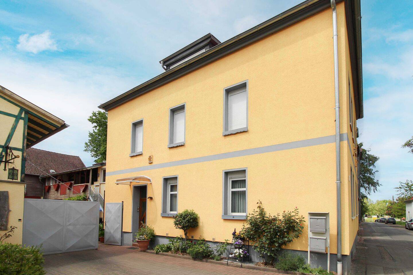 Ein Haus + 2 Wohnungen + 1 Gästewohnung im DG + Werkstatt + Lager + viel Platz + tolles Grundstück, 99867 Gotha