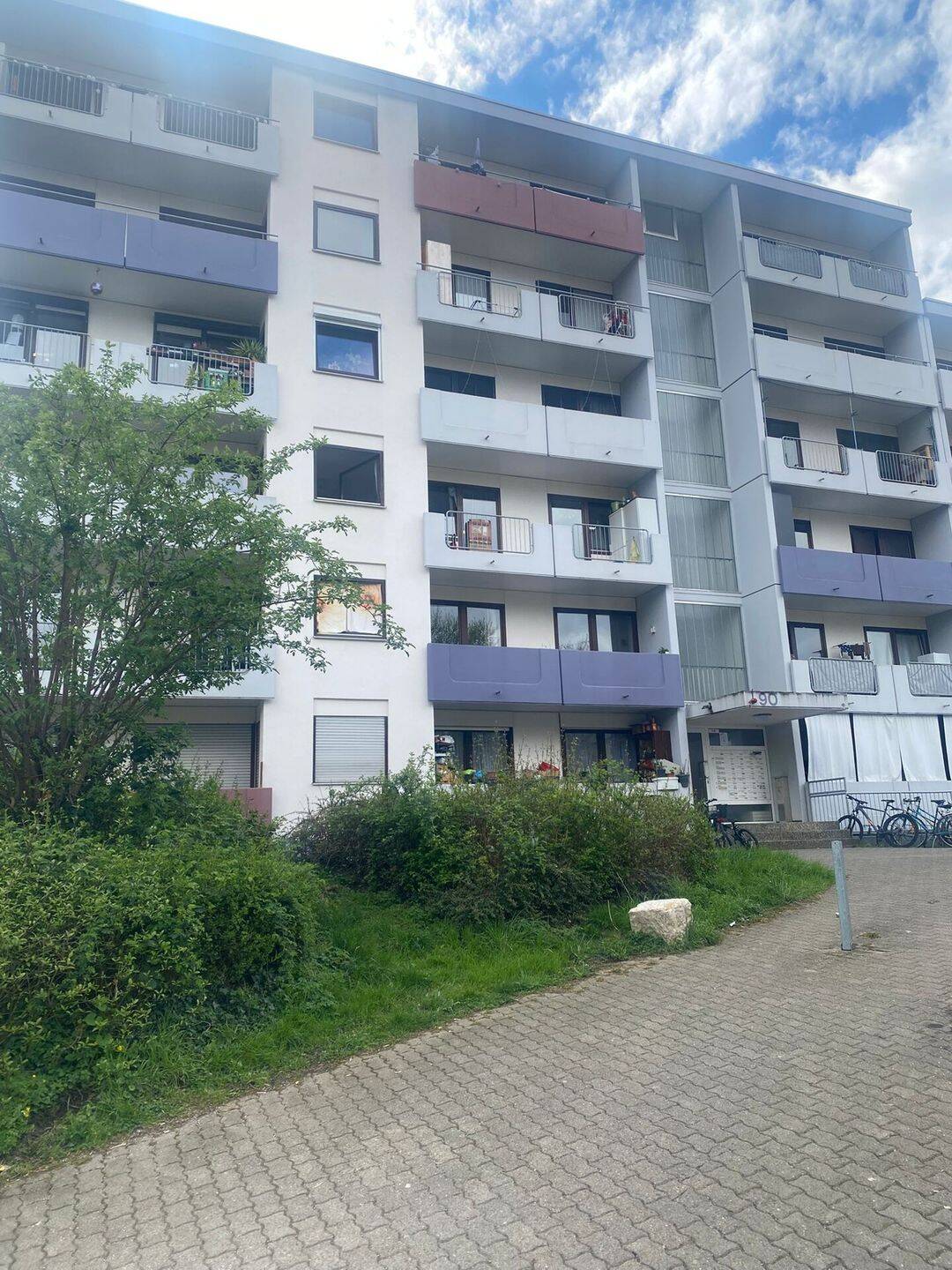 2 Zimmer-Wohnung mit Schwarzwaldblick. Lichtdurchflutete Zimmer, Balkon mit Doppelzugang und Tiefgarage in Freiburg, 79108 Freiburg im Breisgau (Brühl Herdern Hochdorf Lehen Zähringen)