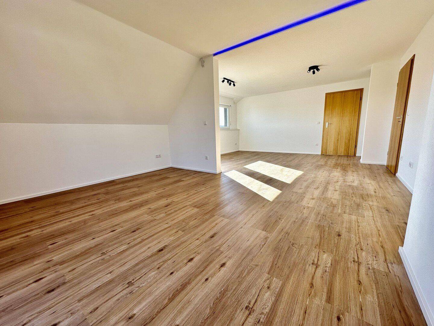 Dachgeschosswohnung mit traumhafter 60 m² Dachterrasse und Albblick – frisch renoviert, 72631 Aichtal