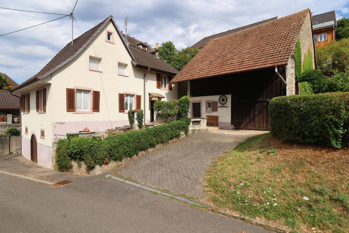 Einfamilienhaus mit Scheune und vielfältigem Entwicklungspotenzial im Ortskern von Istein, 79588 Efringen-Kirchen