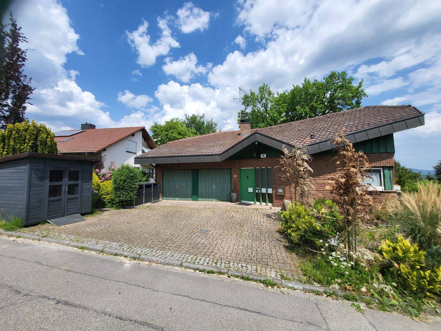 Wohnhaus mit besonderer Architektur in Hanglage – 284 m² über drei Ebenen in Stockach-Wahlwies, 78333 Stockach
