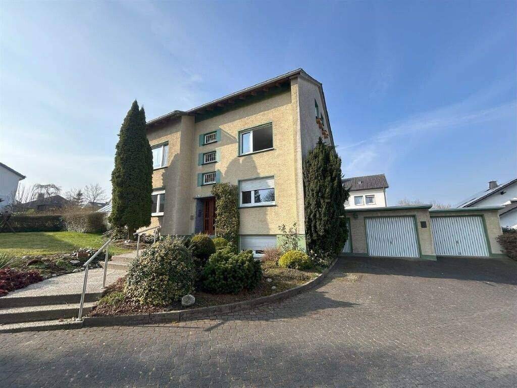Wohnen & Vermieten! Zweifamilienhaus mit Garten und 2 Garagen in Warstein-Belecke!, 59581 Warstein