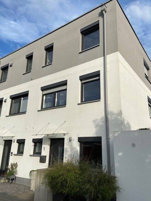 Modernes Reihenendhaus, zentrumsnah und mit viel Grün herum, 84028 Landshut (Altstadt Peter und Paul)