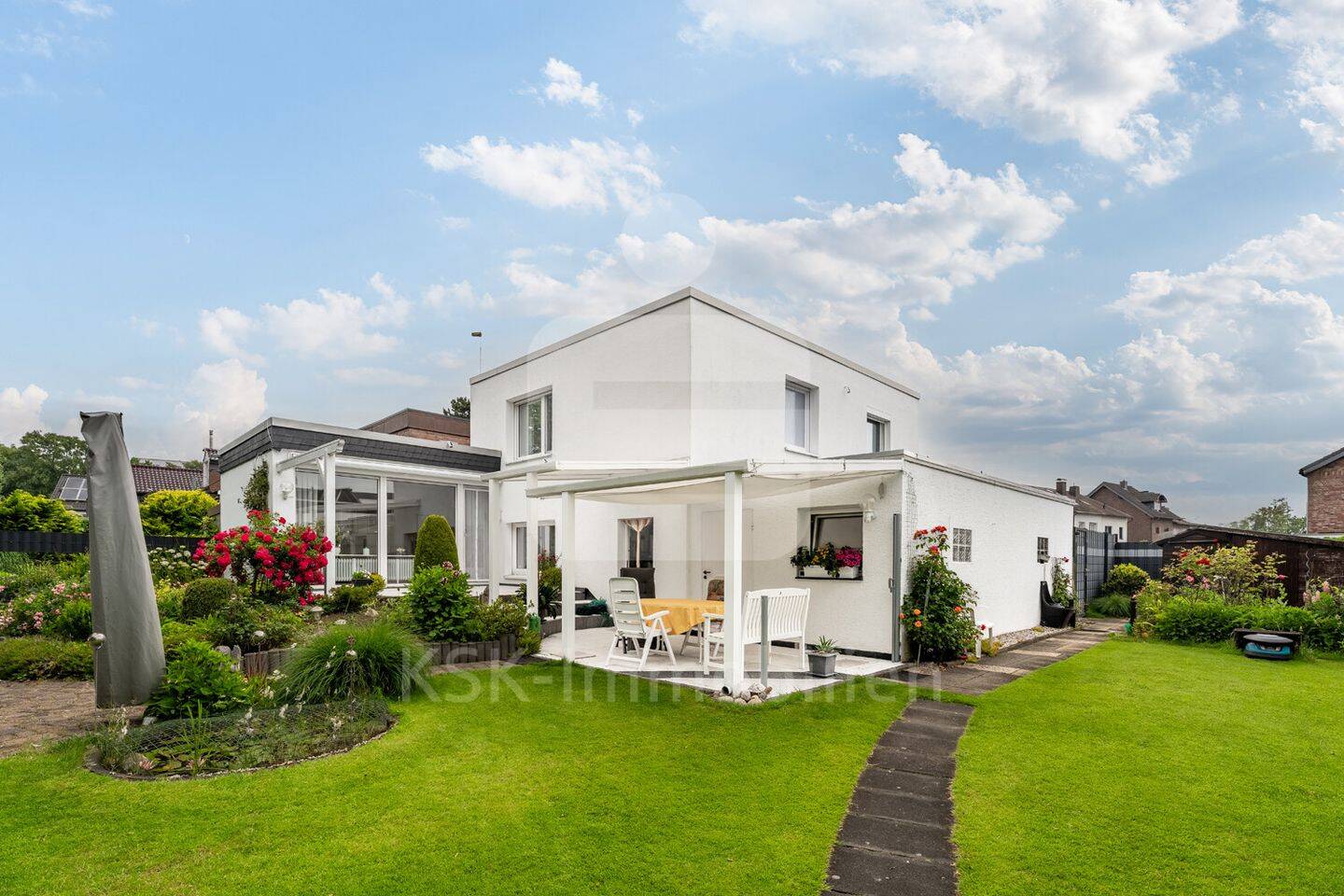 Kerpen: Einziehen und wohlfühlen. Ein gepflegtes Einfamilienhaus auf zwei Baugrundstücken, großzügig angelegt und bezugsbereit!, 50171 Kerpen
