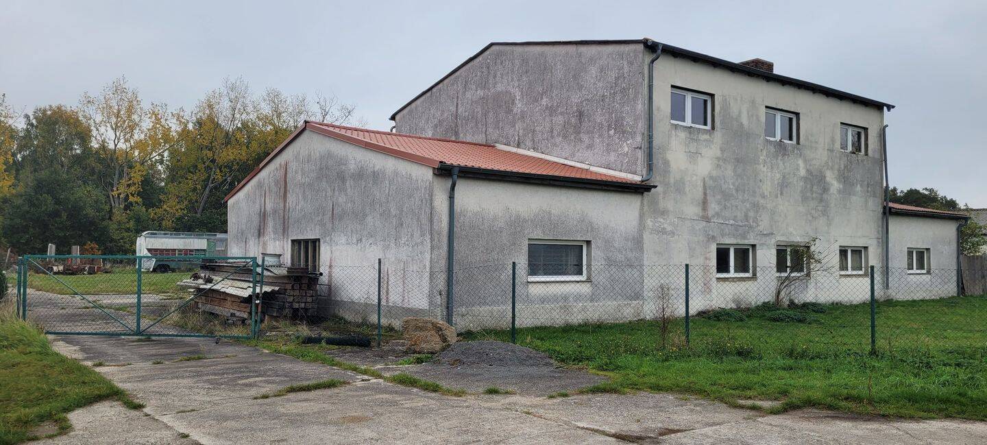 2-stöckiges massives Gebäude als Ausbauhaus mit Garagen, 4849 Bad Düben