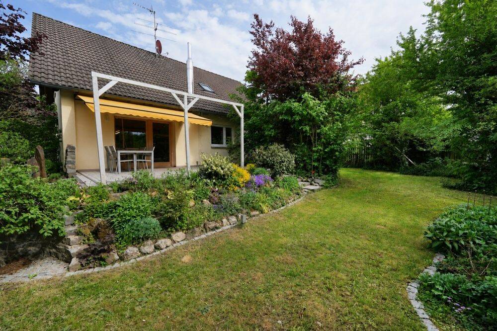 Familienfreundliches Einfamilienhaus mit schönem Garten, Garage und Carport in Weidach, 96479 Weitramsdorf