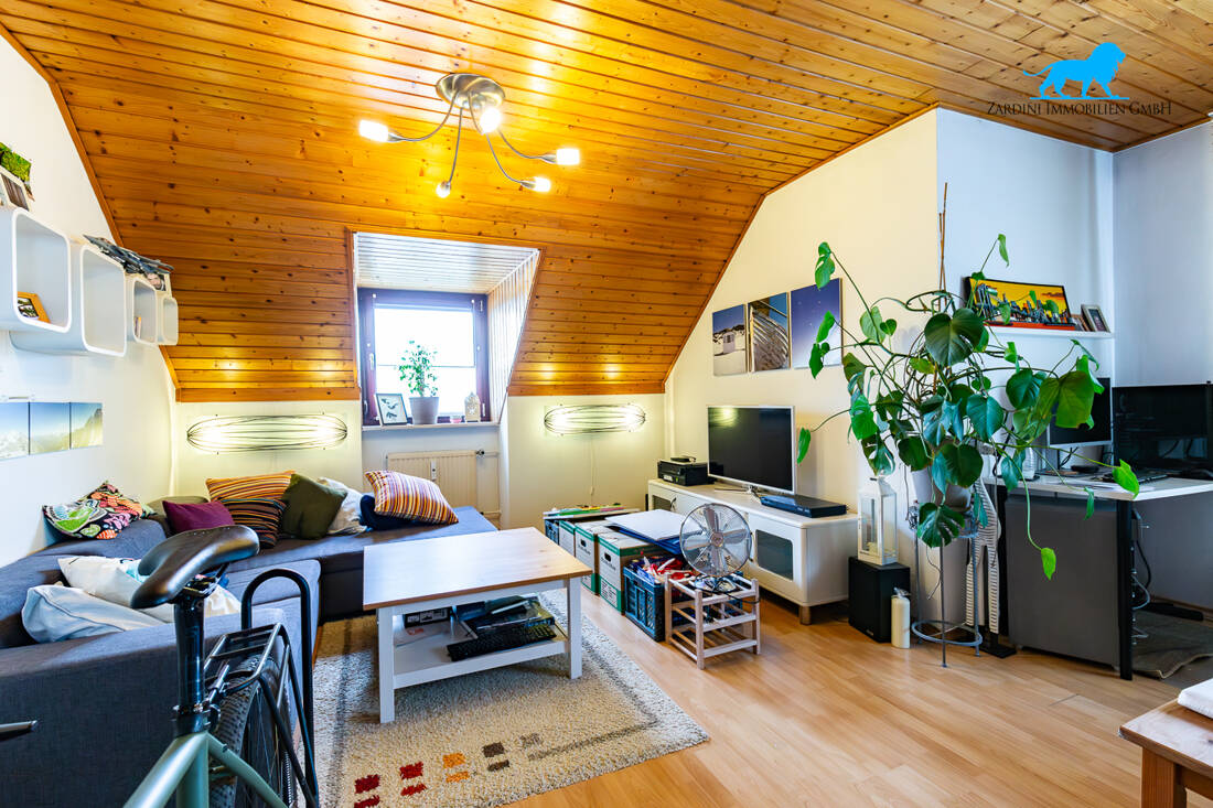 Freundliche 2 Zimmer Dachgeschosswohnung mit geräumiger separater Küche und Bad, 85247 Schwabhausen