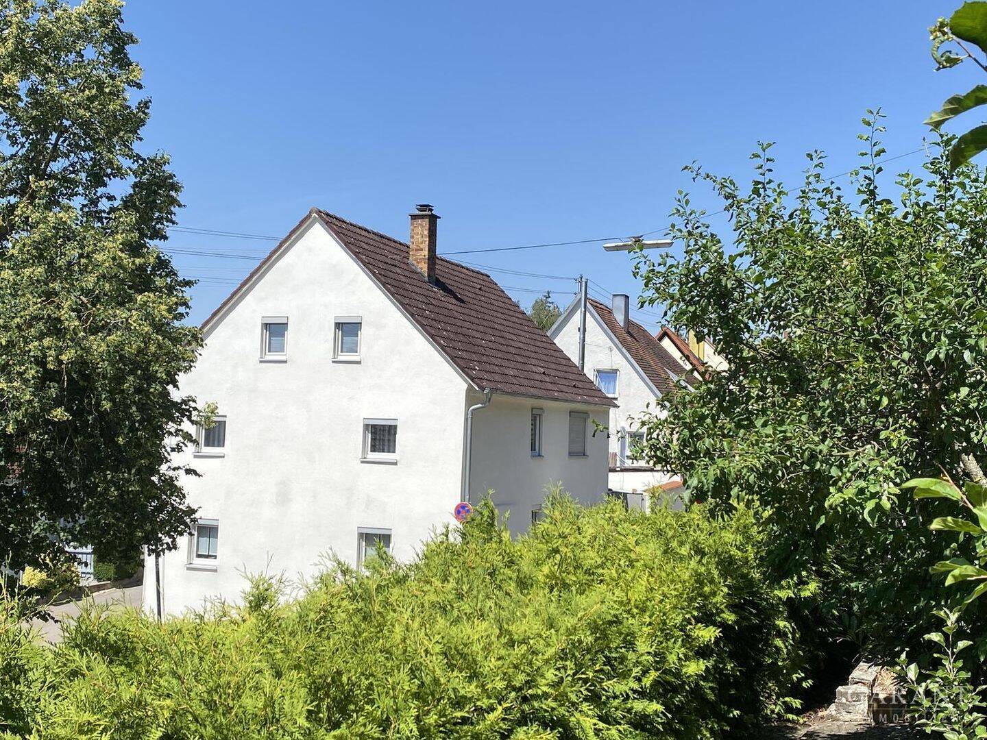 Kompaktes Wohnhaus mit Garage, Terrasse, Innenhof und separatem Garten, 86757 Wallerstein