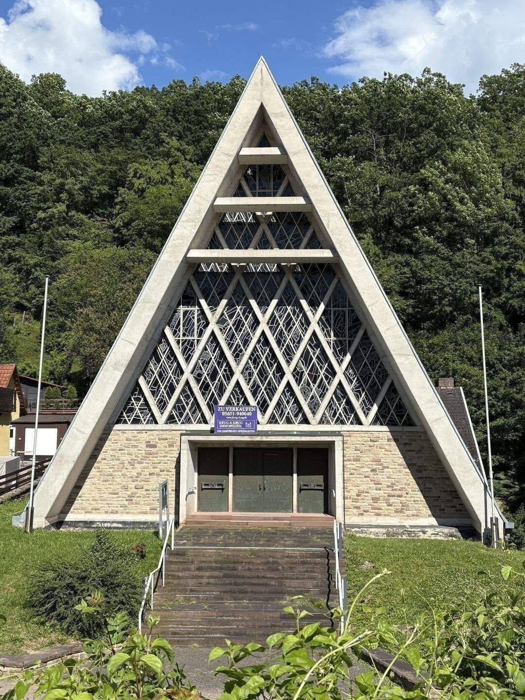 DER BESONDERE ORT ZUM WOHNEN, göttliches Kirchengebäude mit Gemeinderäumen, Stellplätze, zur gewerblichen oder privaten Nutzung, Meinhard-Grebendorf, 37276 Meinhard