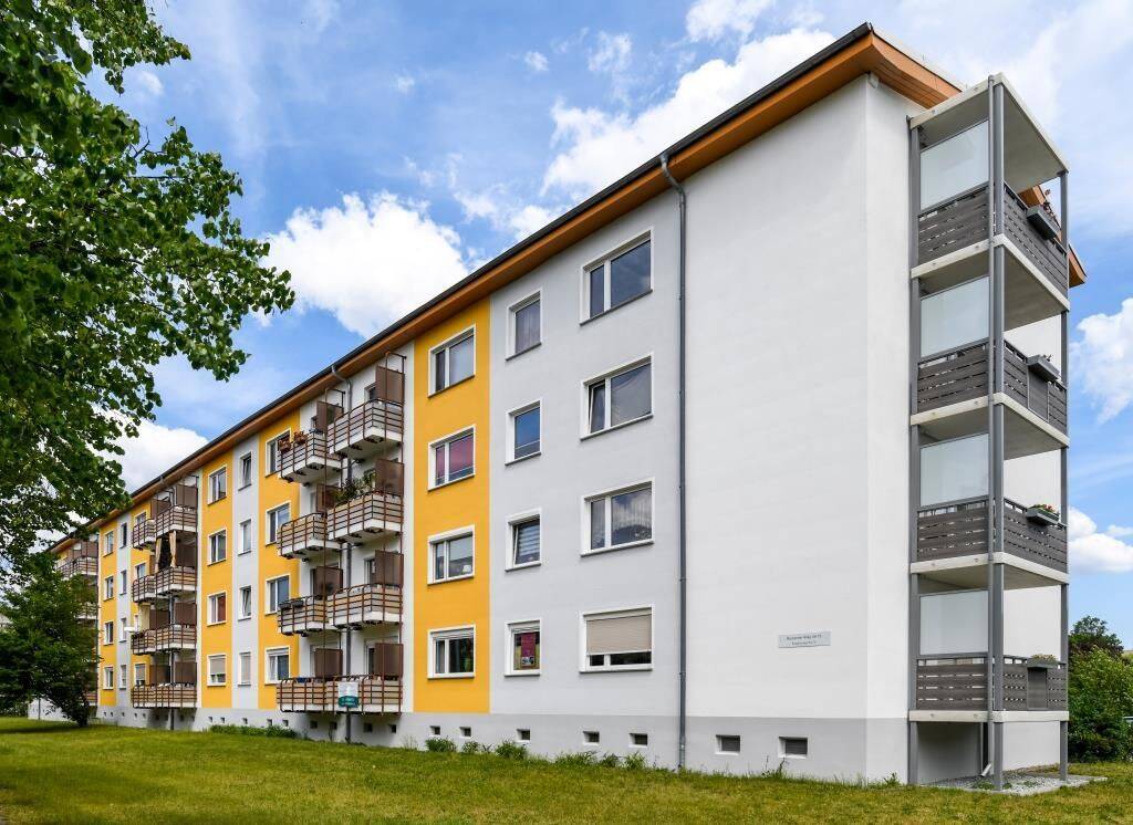 3-Raumwohnung mit Tageslichtbad, Badewanne und Balkon im WK IV, 2977 Hoyerswerda