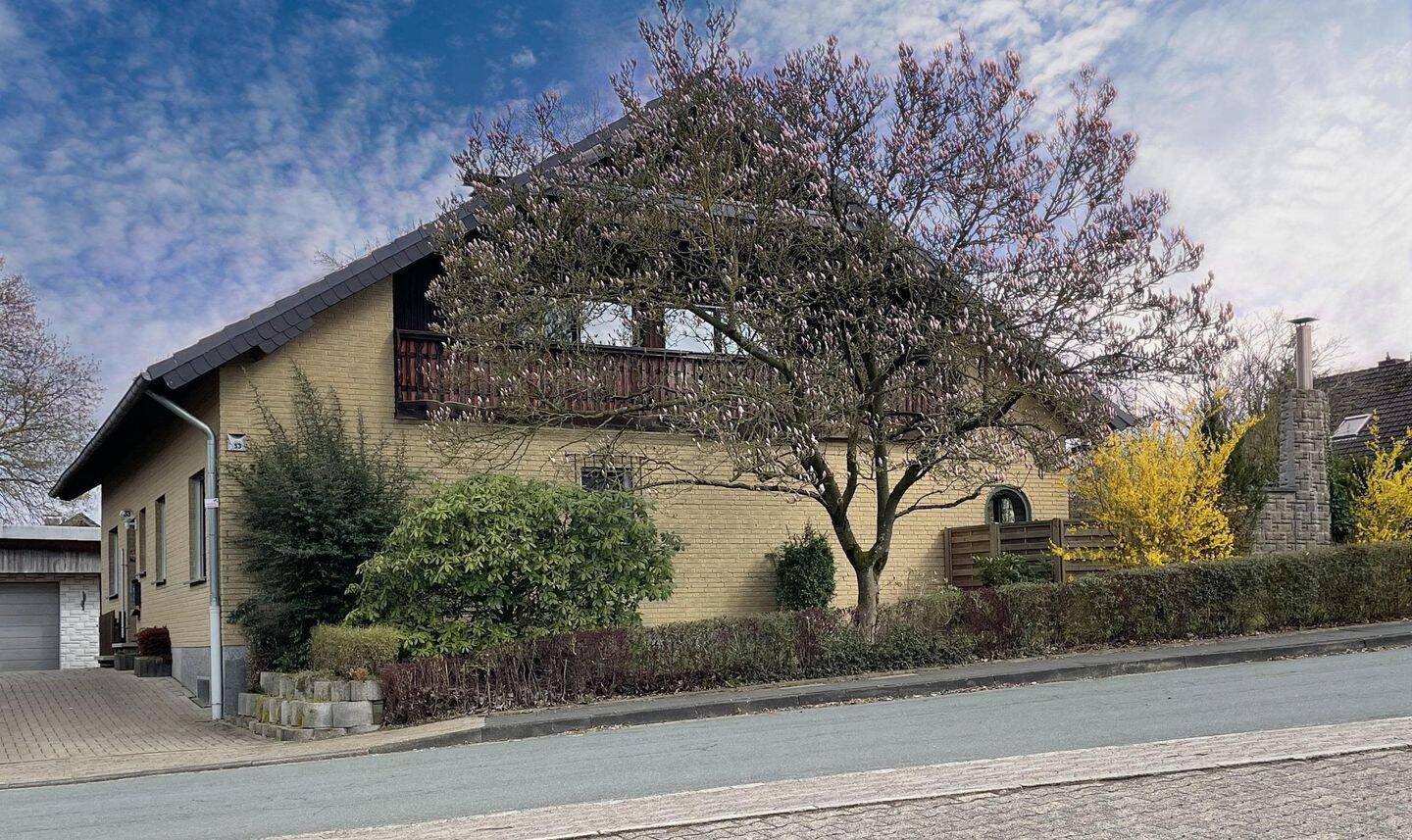 Großzügiges Zweifamilienhaus mit Wintergarten, 32699 Extertal