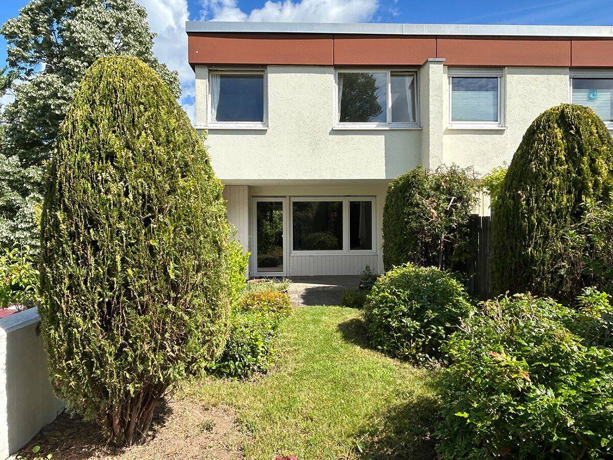 Raumwunder in Ditzingen: “Familienfreundliches REH mit Terrasse, Garten, TG-Platz und EBK”, 71254 Ditzingen