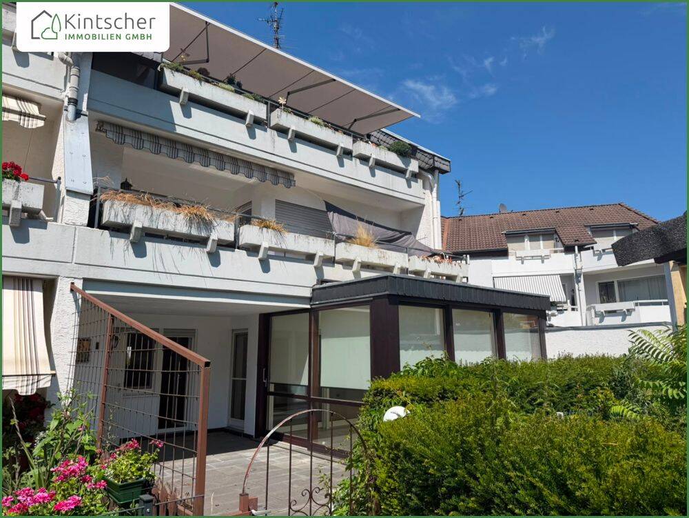 Hochparterre: 3 Zimmerwohnung mit Wintergarten, 2 Garagen in Burscheid – Treppenlift im Hausflur, 51399 Burscheid