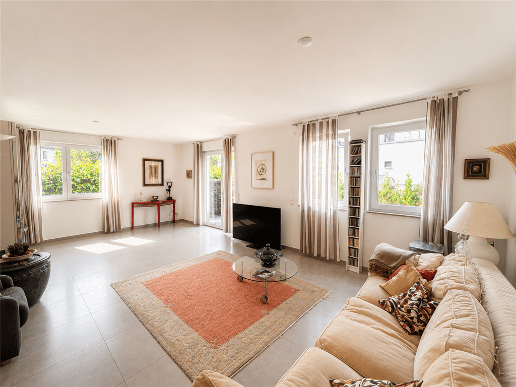 Lichtdurchflutete Erdgeschosswohnung mit großer Terrasse in begehrter Wohnlage, 34131 Kassel (Bad Wilhelmshöhe Brasselsberg Kirchditmold)