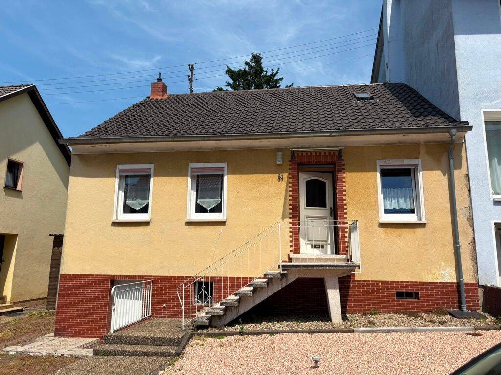 Gepflegtes Einfamilienhaus mit Garten in zentraler Lage von Püttlingen, 66346 Püttlingen