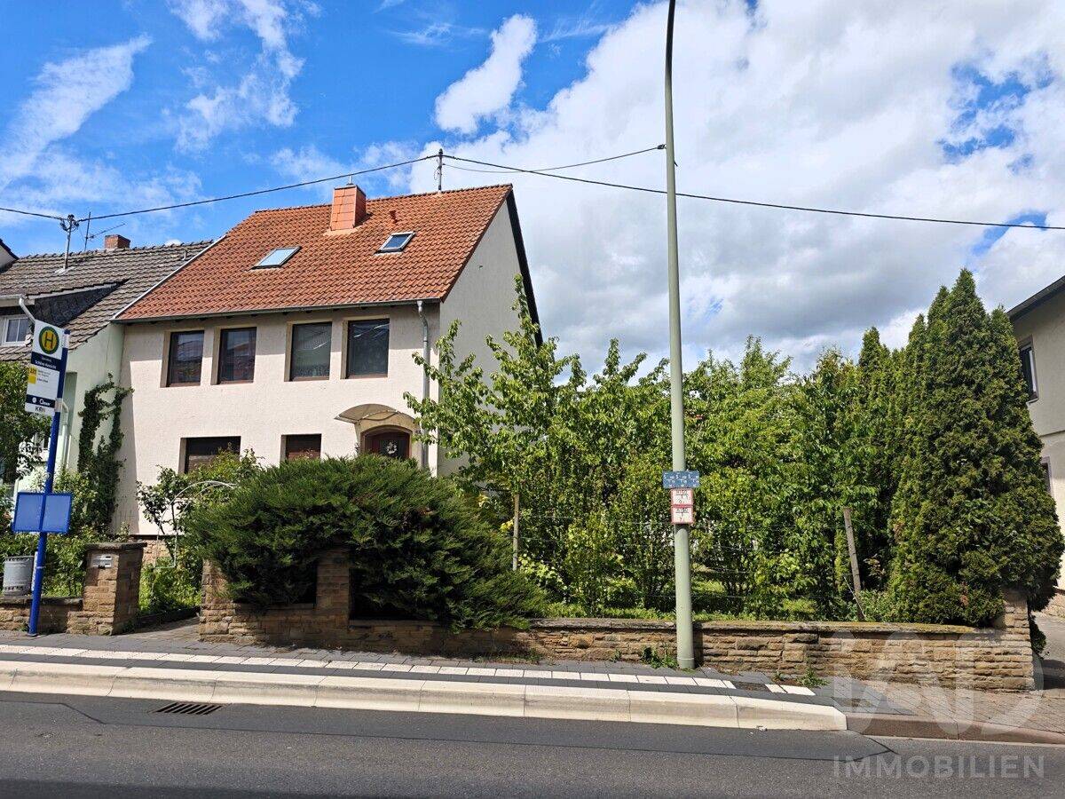Mehrfamilienhaus mit drei Wohneinheiten und zusätzlichem Baugrundstück – seltene Gelegenheit in Bad Münster, 55583 Bad Kreuznach