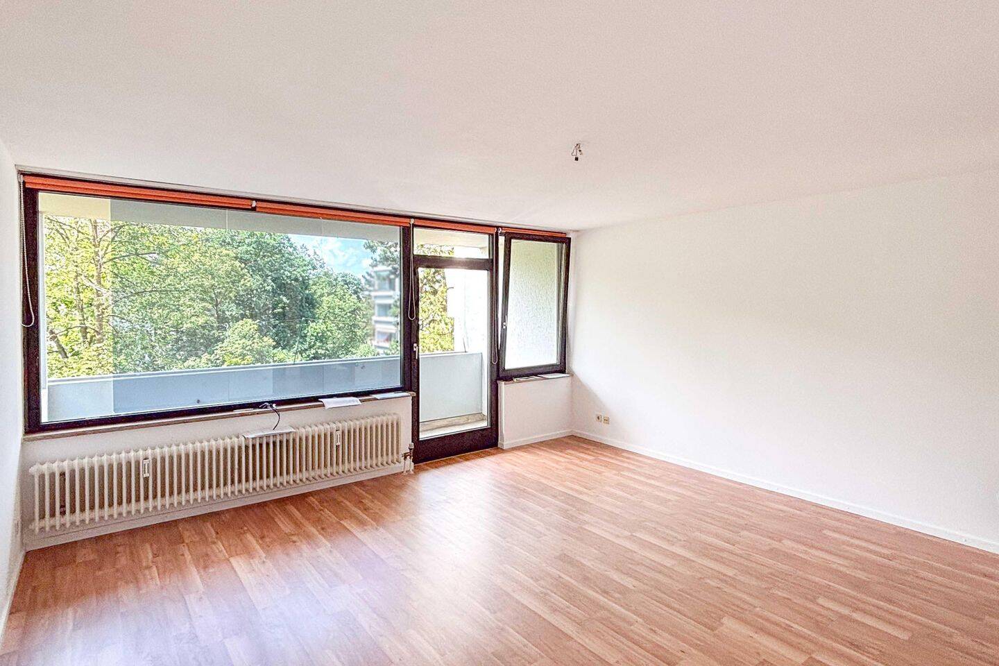 Gepflegte 3-Zimmer-Wohnung mit Balkon, Tiefgaragenstellplatz und Potenzial in hervorragender Lage, 85716 Unterschleißheim