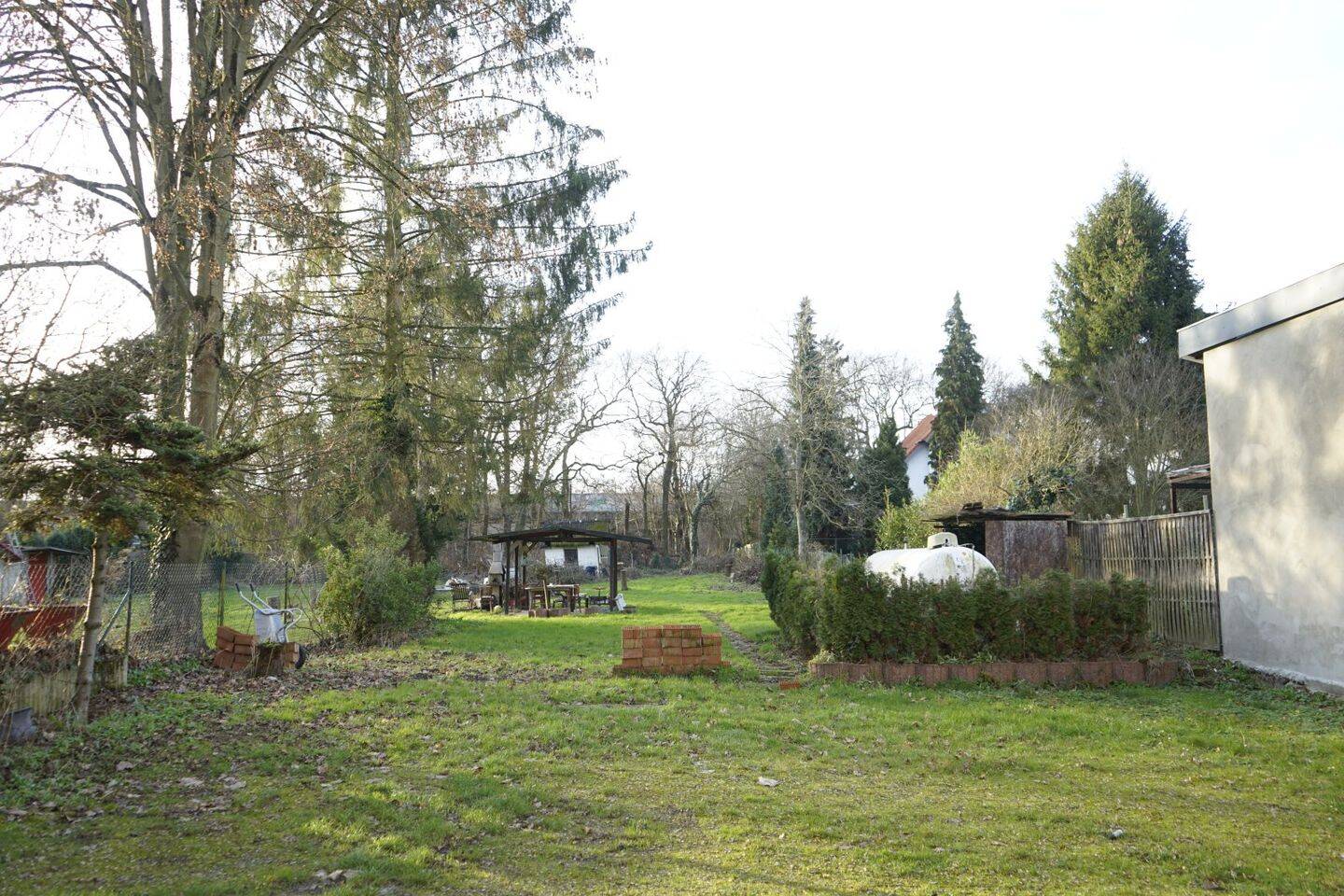 Baugrundstück mit MFH und pos. Bauvorbescheid für 2 zusätzliche EFH am Benrather Forst, 40597 Düsseldorf (Benrath Hassels Urdenbach)