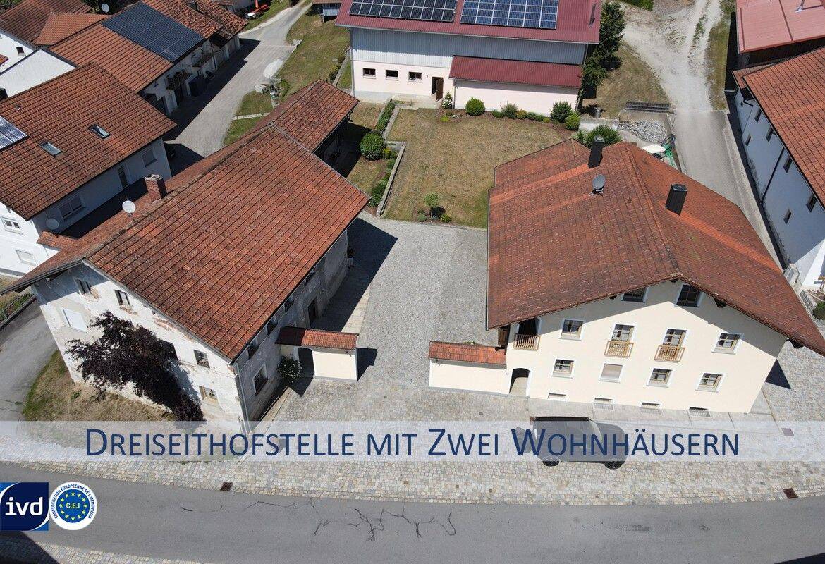 SONNIGE DREISEITHOFSTELLE MIT ZWEI WOHNHÄUSERN, 94065 Waldkirchen