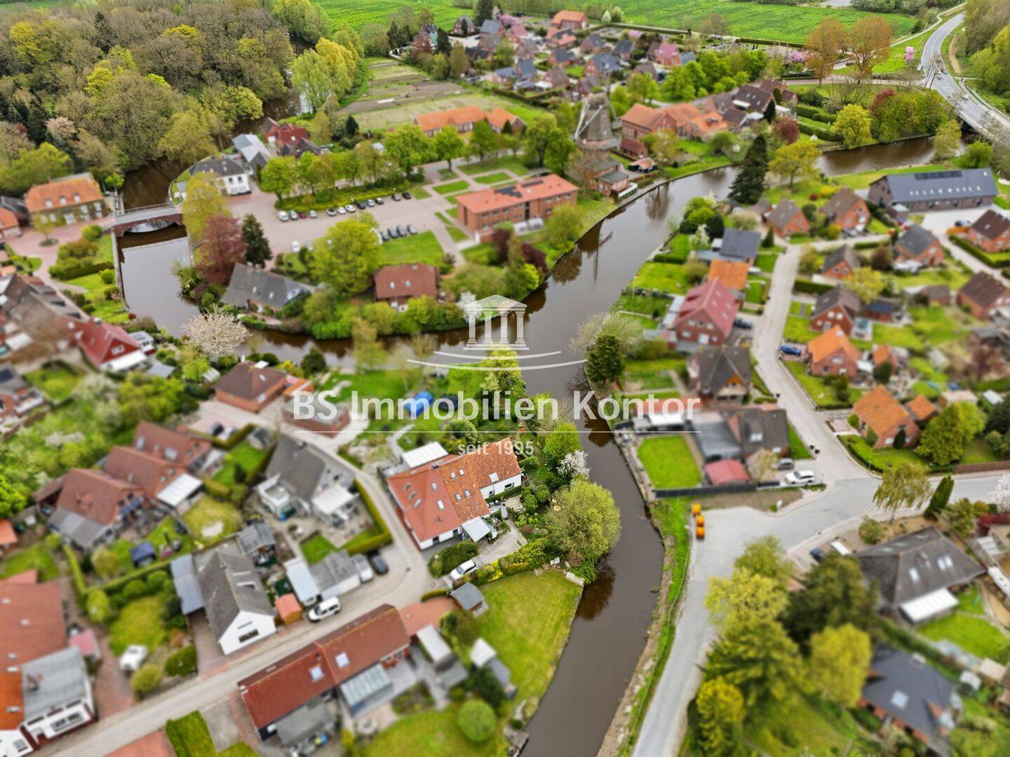 Einmalige Gelegenheit: Wassergrundstück mit Doppelhaushälfte im alten Ortskern von Hinte und freiem Blick auf die historische Mühle, 26759 Hinte