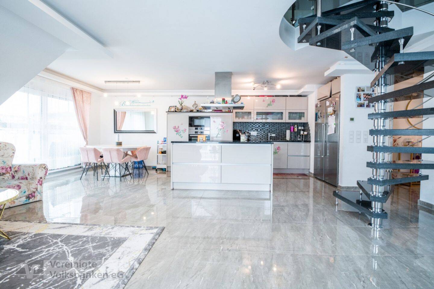 Exklusive 4-Zimmer-Maisonettewohnung mit zwei Balkonen, 75328 Schömberg