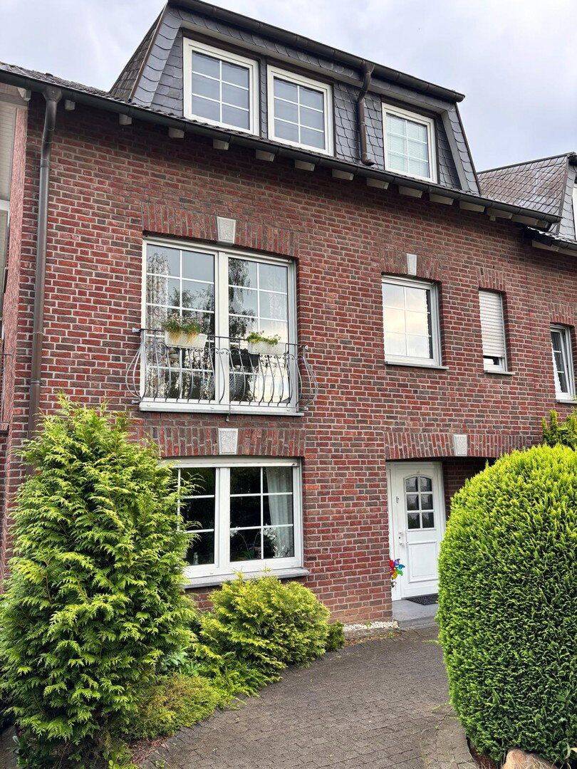 Schönes Reihenendhaus mit Keller in Aachen-Haaren, 52080 Aachen