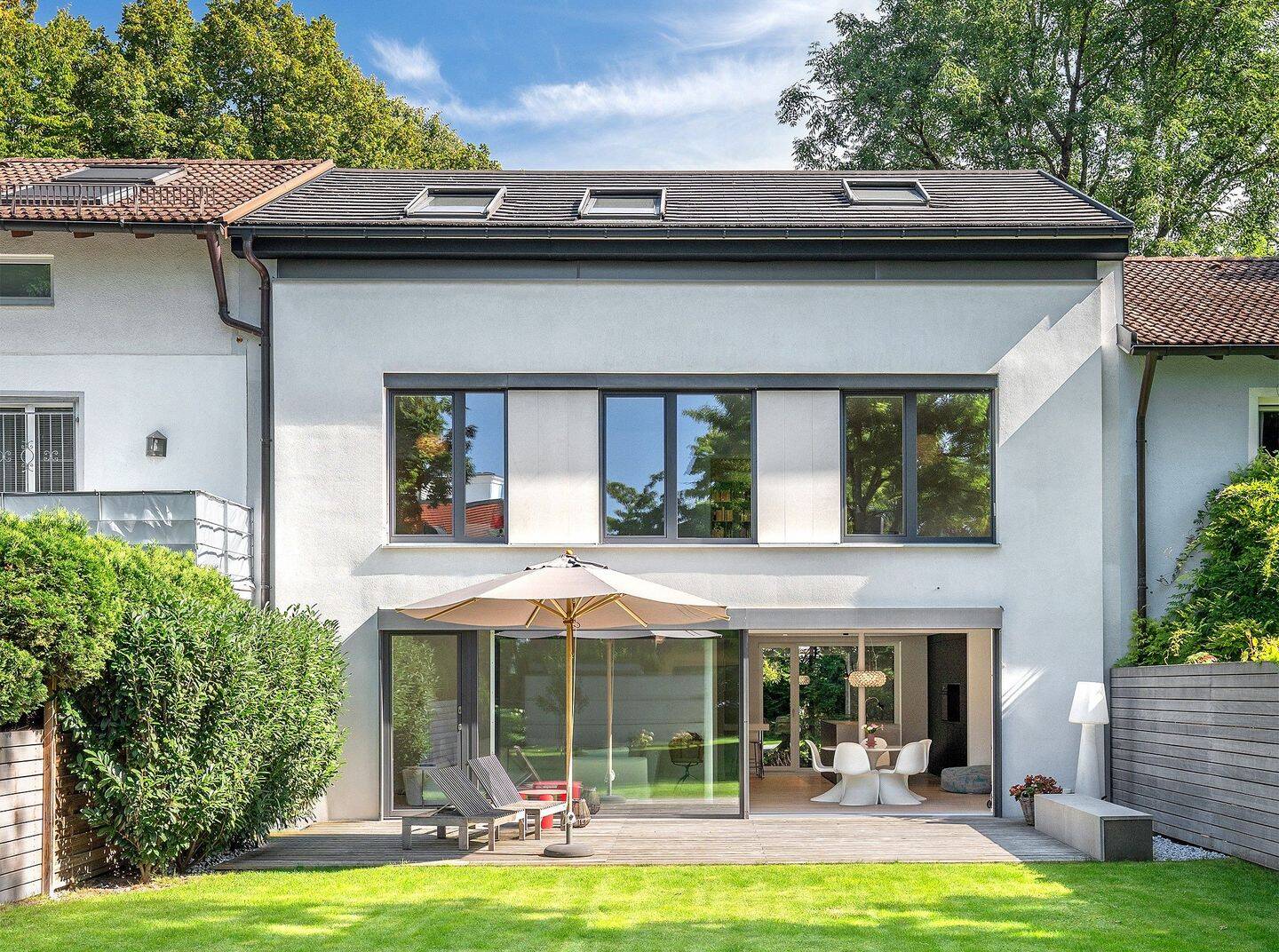 Zeitloses Design trifft elegante Architektur. Stadthaus auf weitläufigem Südgrundstück., 81925 München (Bogenhausen)