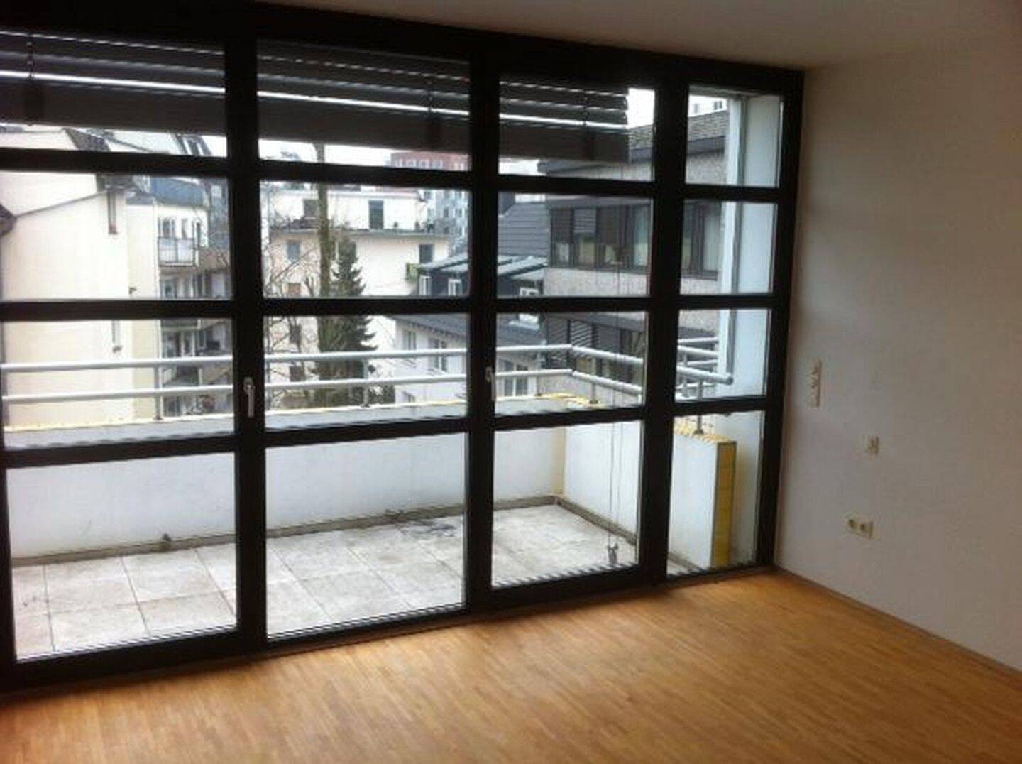 Hübsche geräumige komplett renovierte Etagenwohnung mit Blick auf den Rhein, 40221 Düsseldorf