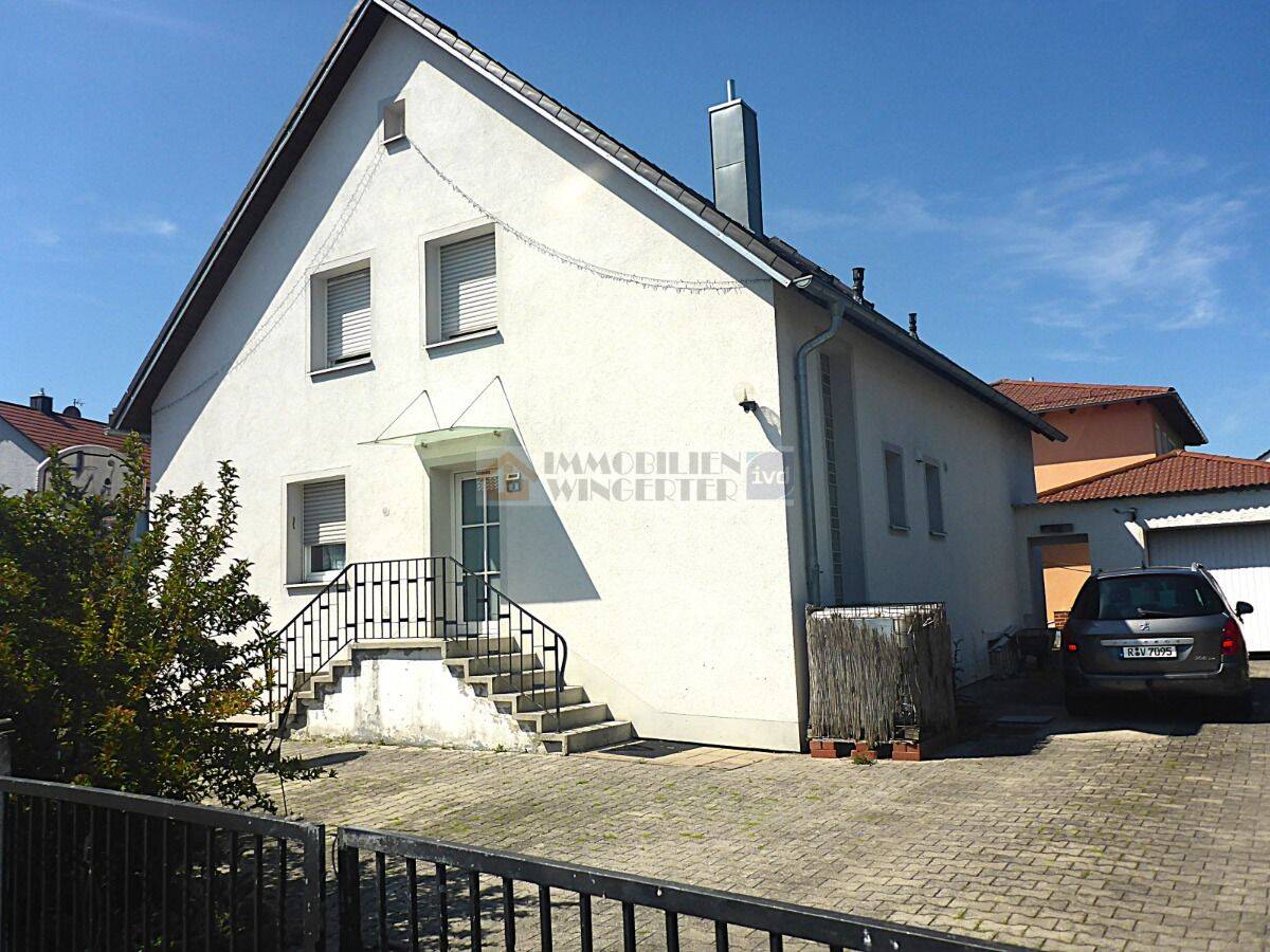Reizvoll gelegenes Einfamilienhaus mit Garten südöstlich von Regensburg, 93087 Alteglofsheim