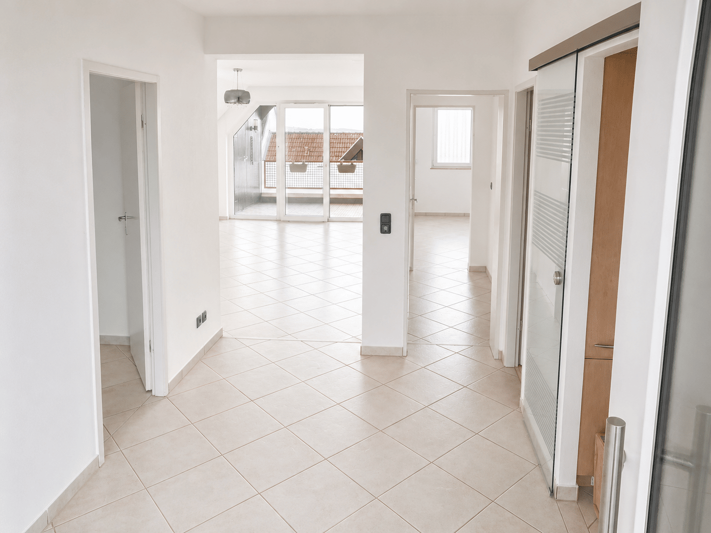 Charmante Dachgeschosswohnung in Lüdenscheid: 3 Zimmer, Balkon und Aufzug warten auf Sie!, 58511 Lüdenscheid