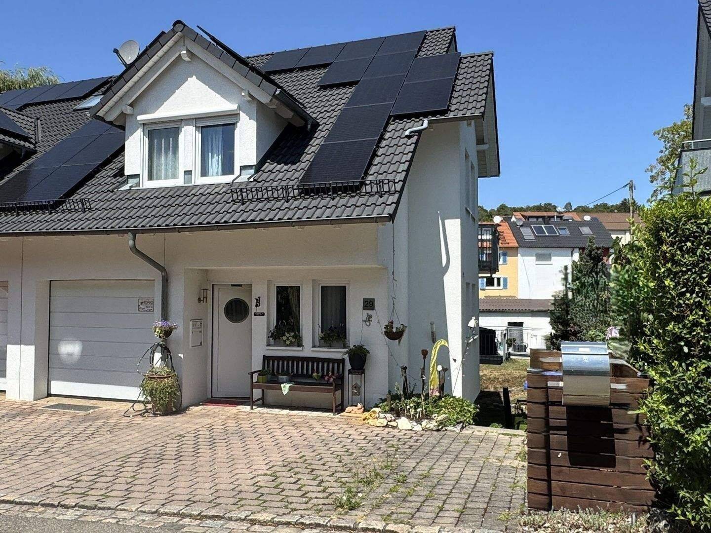 Energieeffizienzklasse A+! Kurzfristig frei! Moderne DHH m. Einliegerwohn. in guter Wohnlage!, 72663 Großbettlingen
