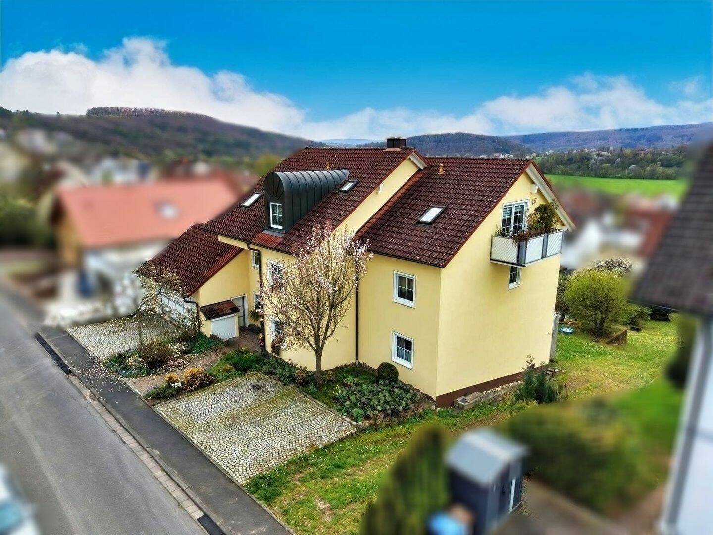 Exklusives Familienanwesen mit Einliegerwohnungen, Naturteich und außergewöhnlichem Raumkonzept, 97708 Bad Bocklet