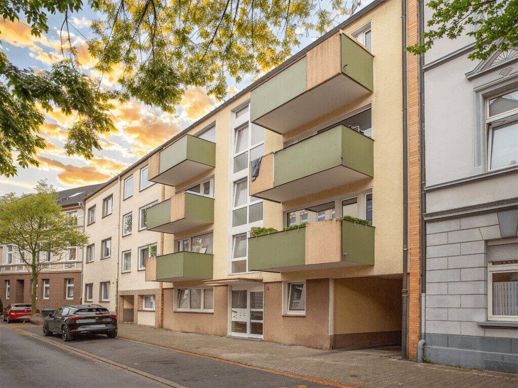 Gepflegtes Mehrfamilienhaus mit acht Wohneinheiten und fünf Garagen in Gelsenkirchen-Resse, 45892 Gelsenkirchen (Resse Resser-Mark)